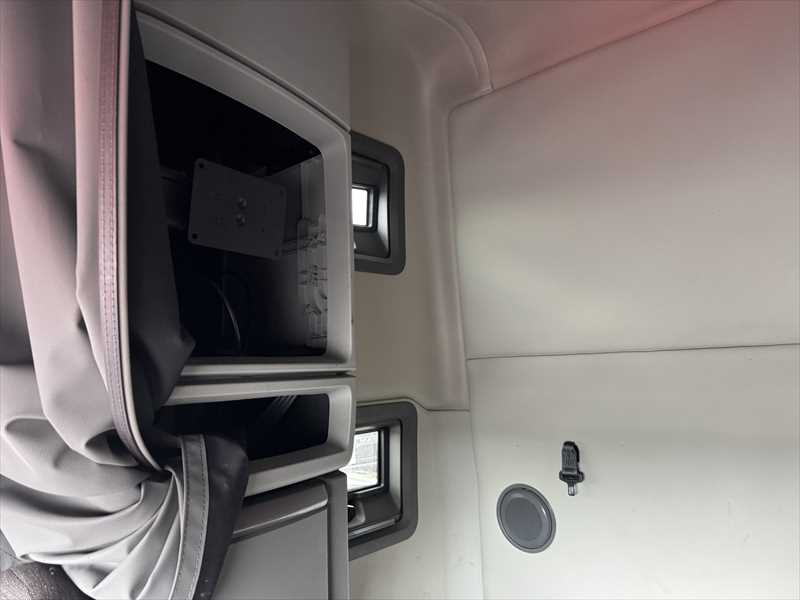 2021 Volvo  VNL64T760