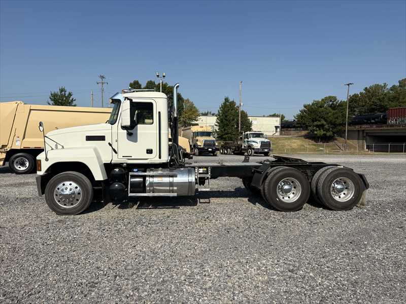 2024 Mack Pinnacle in Memphis, TN — photo 2
