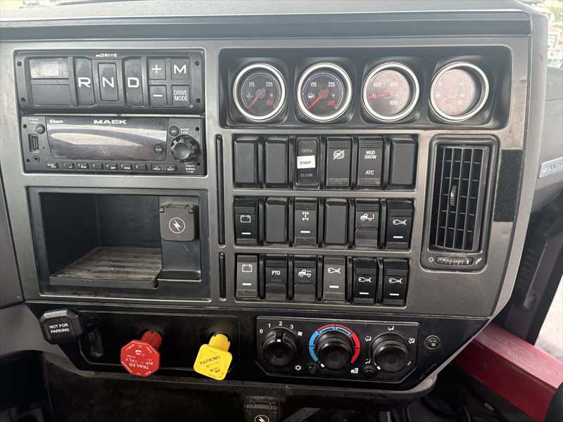 2022 Mack Anthem in Memphis, TN — photo 5
