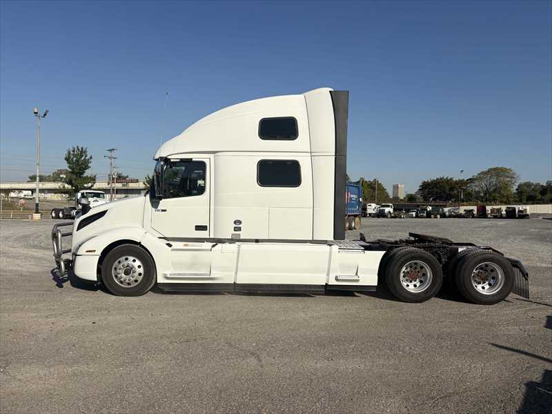 2024 Volvo VNL 860 in Little Rock, AR — photo 2