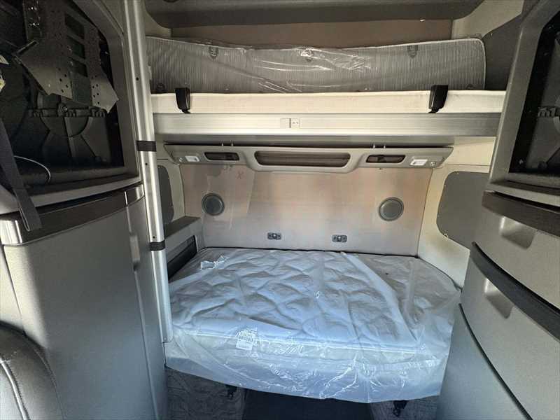 2024 Volvo  VNL64T860