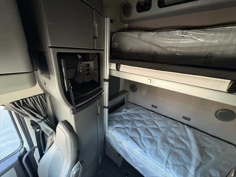 2024 Volvo  VNL64T860