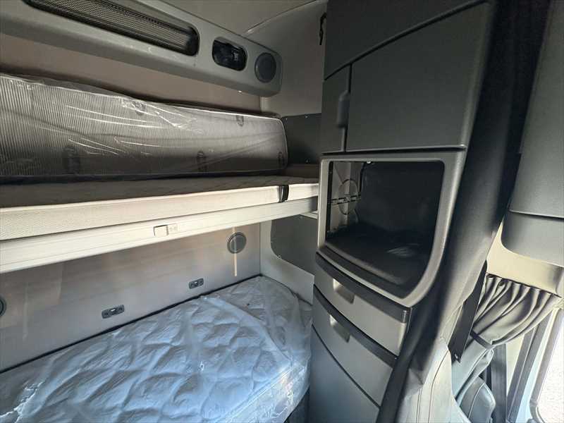2024 Volvo  VNL64T860