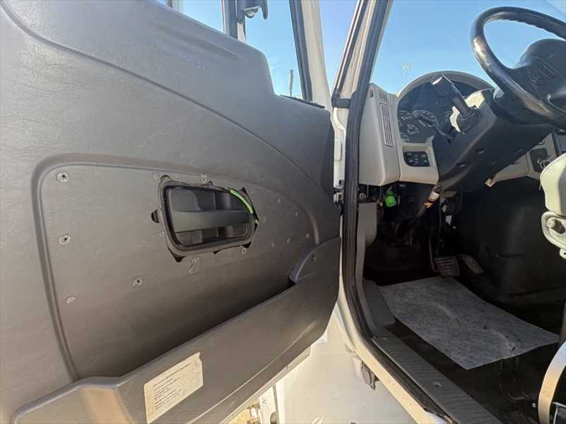 2018 International 4300 in Jackson, MS — photo 8